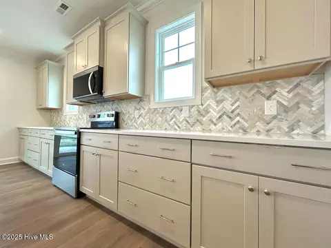 Kitchen - 802 Tupelo Tree Dr, Hubert, NC 28539 photo 6 of 7