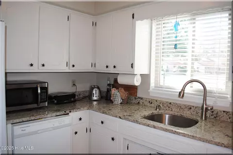 Kitchen - 25 Quarterdeck, New Bern, NC 28562 photo 3 of 4