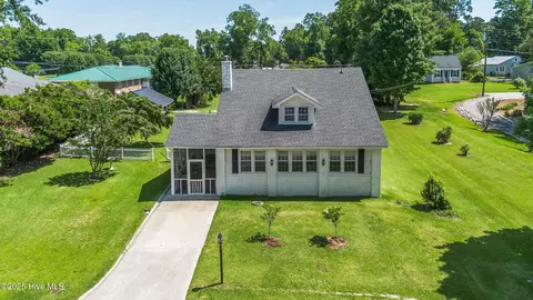 102 Lake Shore Dr, Lake Waccamaw, NC 28450