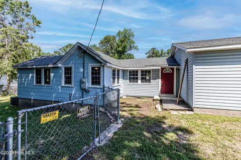 105 Queens Rd, Jacksonville, NC 28540