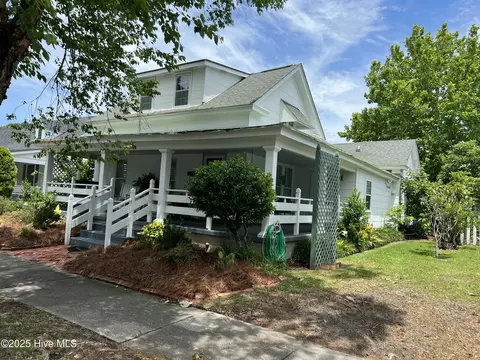 1402 Shepard St, Morehead City, NC 28557