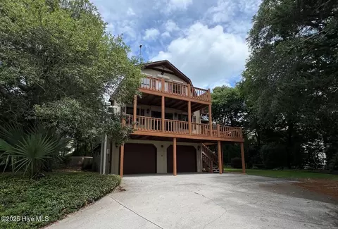 112 Bluewater Dr, Emerald Isle, NC 28594
