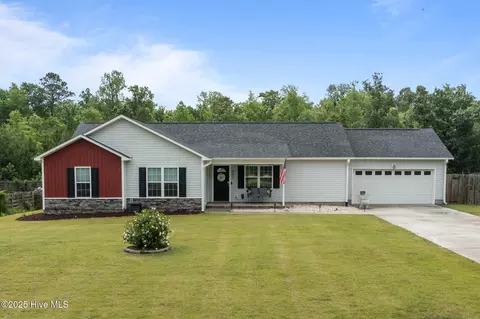660 Riggs Rd, Hubert, NC 28539