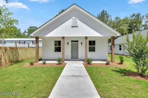 204 S Johnson St, Burgaw, NC 28425
