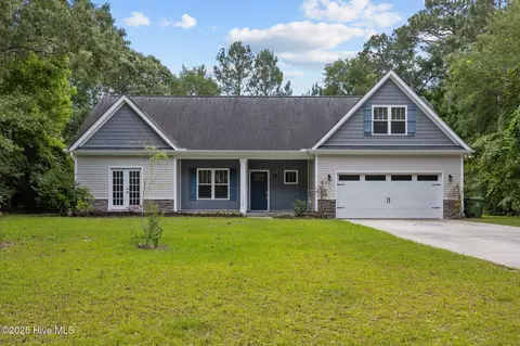 110 Shellbank Dr, Sneads Ferry, NC 28460