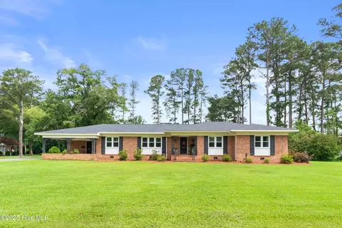 405 E Westbrook St, Wallace, NC 28466