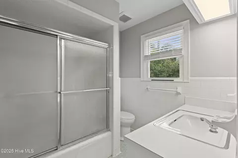 Bath - 405 E Westbrook St, Wallace, NC 28466 photo 1 of 3