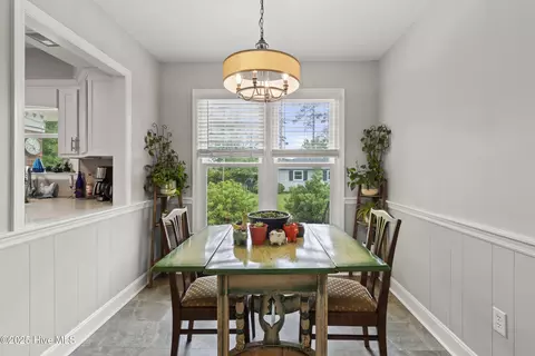 Dining - 405 E Westbrook St, Wallace, NC 28466 photo 2 of 3