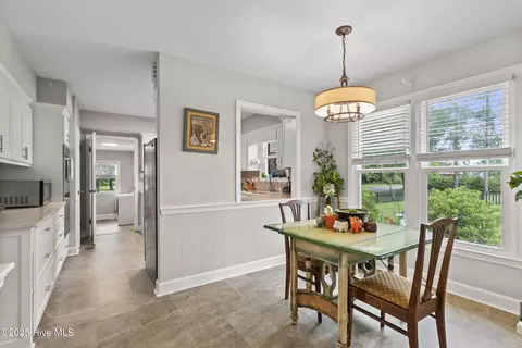 Dining - 405 E Westbrook St, Wallace, NC 28466 photo 1 of 3