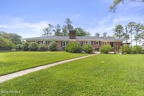 Exterior - 405 E Westbrook St, Wallace, NC 28466 photo 4 of 8