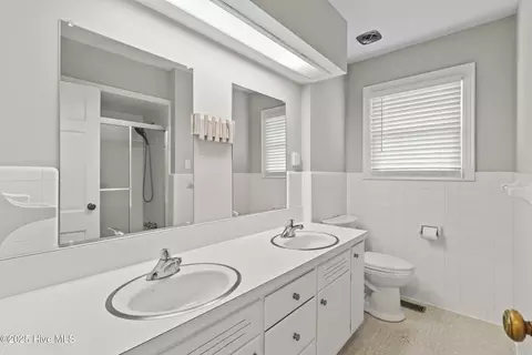 Bath - 405 E Westbrook St, Wallace, NC 28466 photo 2 of 3