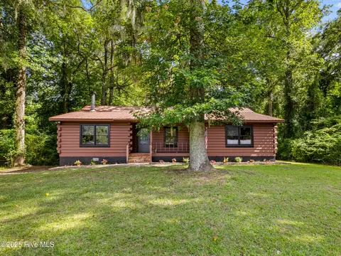 210 Edgewood Dr, Jacksonville, NC 28546