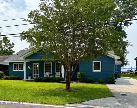 1106 Canal Cove Rd, Lake Waccamaw, NC 28450