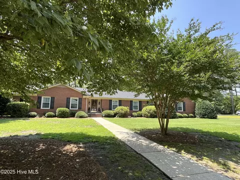1215 Dunbar Dr, Laurinburg, NC 28352