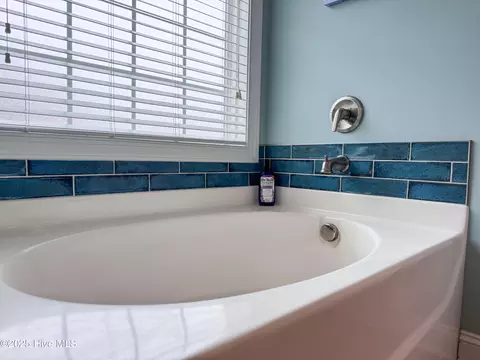 Bath - 123 Center Dr, Hampstead, NC 28443 photo 4 of 4