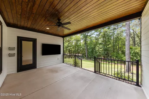 499 Longleaf Dr, West End, NC 27376 photo 9