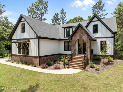 499 Longleaf Dr, West End, NC 27376