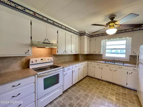 Kitchen - 1222 Meadow Branch Rd, Williamston, NC 27892 photo 1 of 4