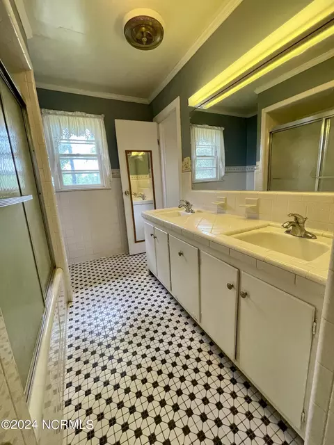 Bath - 1222 Meadow Branch Rd, Williamston, NC 27892 photo 2 of 4