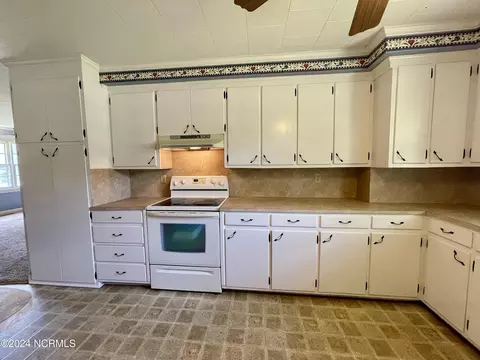 Kitchen - 1222 Meadow Branch Rd, Williamston, NC 27892 photo 2 of 4