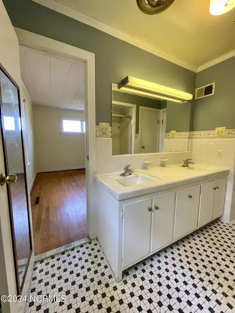 Bath - 1222 Meadow Branch Rd, Williamston, NC 27892 photo 3 of 4