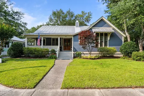 401 Fire Fly Ln, Southport, NC 28461