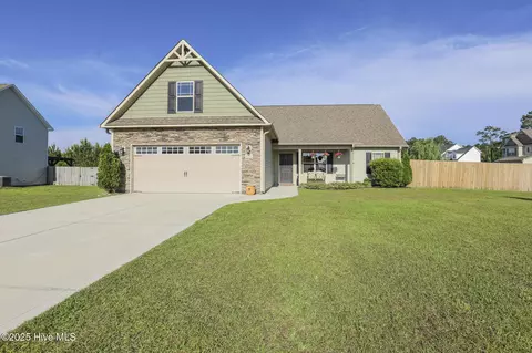 200 Misty Cove Ct, Sneads Ferry, NC 28460