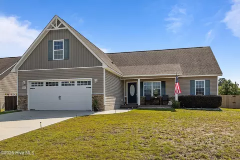 616 Parsley Dr, Hubert, NC 28539