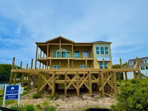 102 Ocean Dr, Oak Island, NC 28465