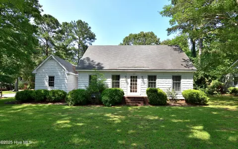 120 Foxhall Dr, Rocky Mount, NC 27804