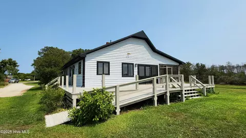 155 Plantation St, Beaufort, NC 28516