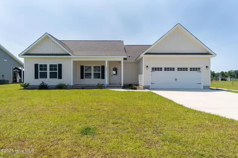 615 Bright Harvest Dr, Maysville, NC 28555
