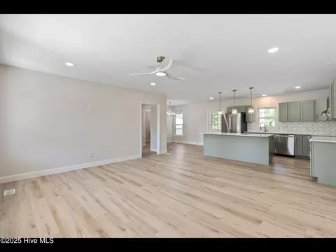 Living - 109 Inlet Ct, Hampstead, NC 28443 photo 3 of 4