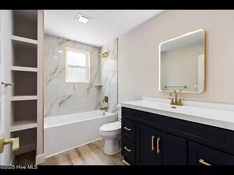 Bath - 109 Inlet Ct, Hampstead, NC 28443 photo 3 of 3