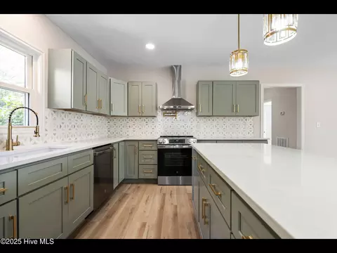 Kitchen - 109 Inlet Ct, Hampstead, NC 28443 photo 3 of 7
