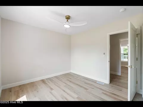 Bedroom - 109 Inlet Ct, Hampstead, NC 28443 photo 4 of 10