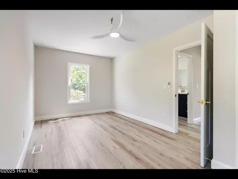 Bedroom - 109 Inlet Ct, Hampstead, NC 28443 photo 8 of 10