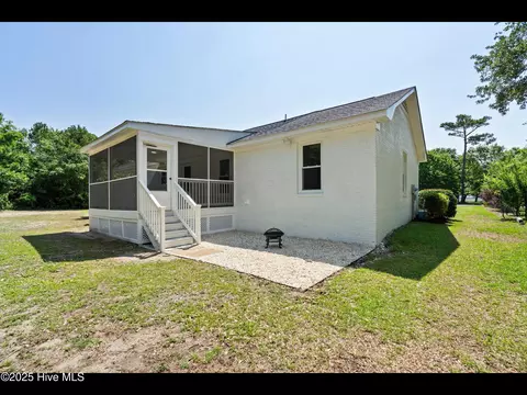 Exterior - 109 Inlet Ct, Hampstead, NC 28443 photo 8 of 12