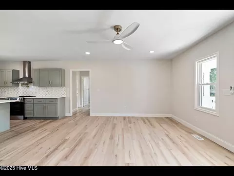 Living - 109 Inlet Ct, Hampstead, NC 28443 photo 2 of 4