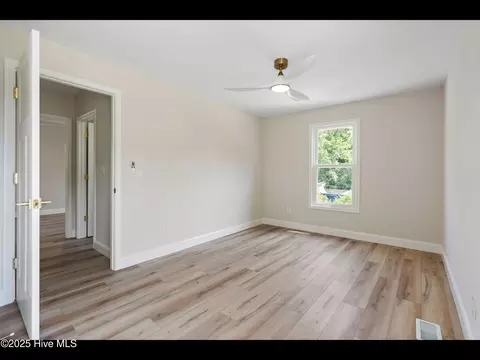 Bedroom - 109 Inlet Ct, Hampstead, NC 28443 photo 7 of 10