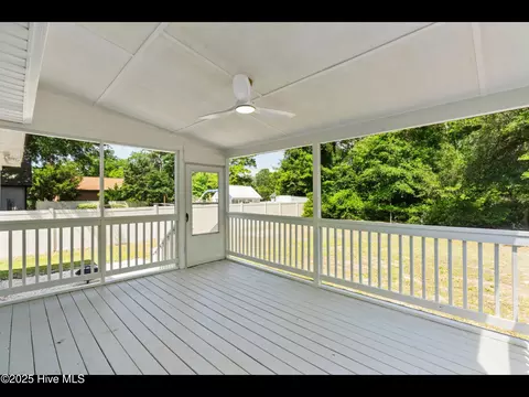 Exterior - 109 Inlet Ct, Hampstead, NC 28443 photo 6 of 12