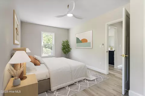 Bedroom - 109 Inlet Ct, Hampstead, NC 28443 photo 9 of 10