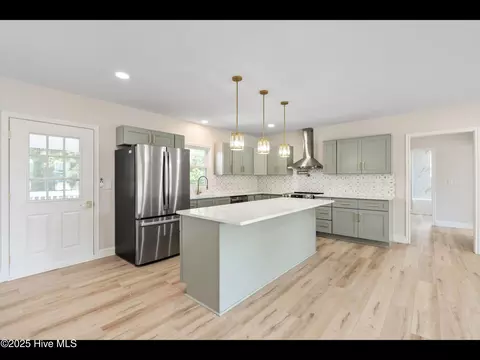Kitchen - 109 Inlet Ct, Hampstead, NC 28443 photo 2 of 7