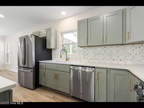 Kitchen - 109 Inlet Ct, Hampstead, NC 28443 photo 5 of 7