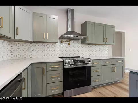 Kitchen - 109 Inlet Ct, Hampstead, NC 28443 photo 4 of 7