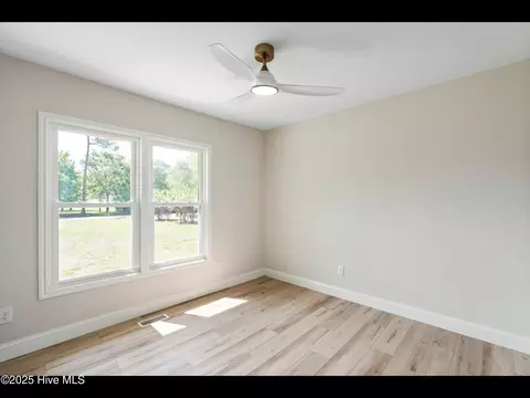 Bedroom - 109 Inlet Ct, Hampstead, NC 28443 photo 5 of 10