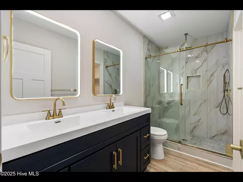 Bath - 109 Inlet Ct, Hampstead, NC 28443 photo 2 of 3