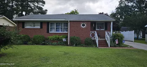 604 Blaney St, Clinton, NC 28328