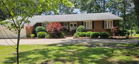 303 E Arrowhead Dr, Clinton, NC 28328