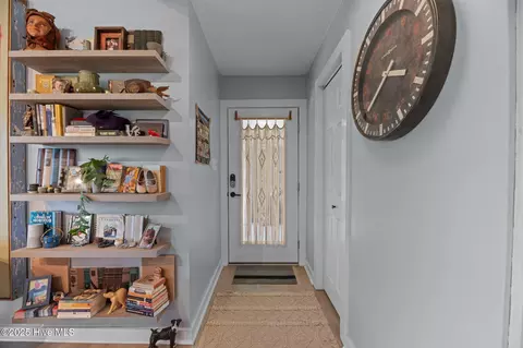 Entry Way - 5715 Sloop Ct, New Bern, NC 28560 photo 2 of 2